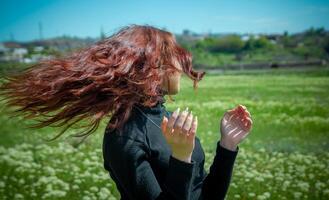 rojo peludo mujer en el parque, bonito mujer en el naturaleza foto