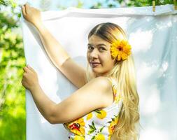 retrato de una mujer joven y bonita foto