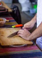 cerca arriba de hombre Cocinando en el cocina en un restaurante foto