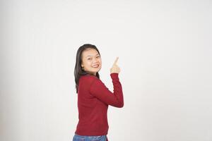 joven asiático mujer en rojo camiseta señalando arriba a Copiar espacio aislado en blanco antecedentes foto