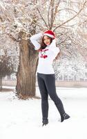 bonito joven mujer en invierno parque, rojo peludo niña en el parque en invierno foto