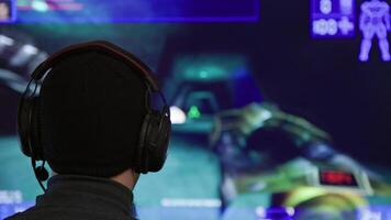 caucasiano homem dentro Preto chapéu e cabeça jogando dentro futurista punho pessoa atirador jogos video