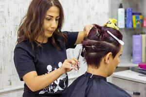 bonito joven mujer en belleza salón foto