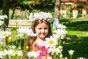 bonito pequeño niña en el naturaleza, niña en verano foto