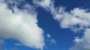 dramático Grosso nuvens com azul céu sobre Inglaterra Reino Unido video