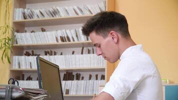 joven interno estudios a el clínica. en línea educación concepto video