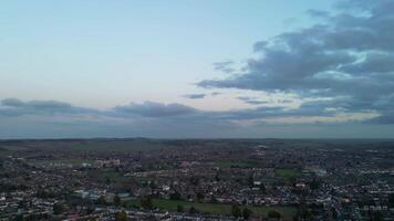 aéreo ver de lutón ciudad de Inglaterra durante puesta de sol. video