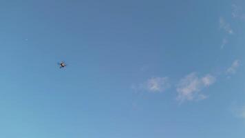 Drohne ist fliegend beim ein hoch Höhe Über Luton Stadt von England während Sonnenuntergang Zeit, Luton, England Vereinigtes Königreich. feb 24., 2024 video