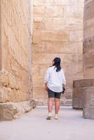 mujer viajero explora el restos de el antiguo karnak templo en el ciudad de luxor en Egipto. foto