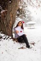 bonito joven mujer en invierno parque, rojo peludo niña en el parque en invierno foto