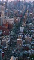 paisaje de variado nuevo York arquitectura. hermosa edificios de maravilloso metrópoli desde aéreo perspectiva. vertical vídeo video