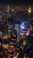 panoramico Visualizza di eccezionale nuovo York scintillante con luci a notte volta. sorprendente grattacieli con splendente cime in piedi su a partire dal panorama. superiore Visualizza. verticale video