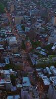 nombreux voiture avec leur lumières sur bouge toi par le route de Nouveau York. nuit lentement chute sur le magnifique métropole. Haut voir. verticale vidéo video