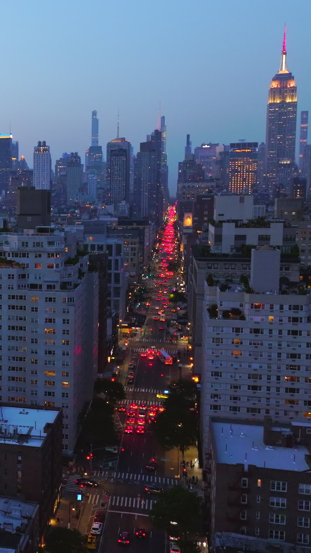Nunca dormindo Novo Iorque com milhares do luzes sobre louco tráfego em a ocupado ruas do