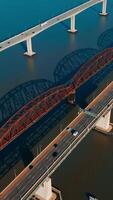 magnifique Facile des ponts avec une manière autoroutes. plusieurs voitures en mouvement par le des ponts. métal arqué chemin de fer pont dans le milieu. verticale vidéo video