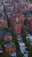 tagsüber Panorama von bemerkenswert Neu York. Drohne Aufnahmen Über das vielfältig Gebäude von Metropole. Antenne Sicht. Vertikale Video