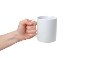 aislado mano sostiene un blanco blanco taza, Listo para Imprime a solicitud diseño promoción. versátil, personalizable, y ideal para exhibiendo personalizado creaciones foto