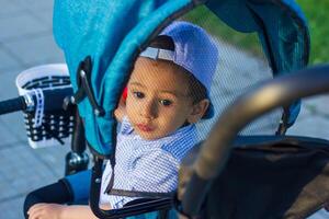 pequeño chico jugando en el parque foto