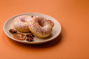 delicioso dulce brillante rosquillas con crema en un llanura antecedentes foto