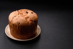 delicioso dulce fiesta Panettone pastel con ánimo y Pasas en un cerámico plato foto