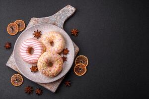 delicioso dulce brillante rosquillas con crema en un llanura antecedentes foto