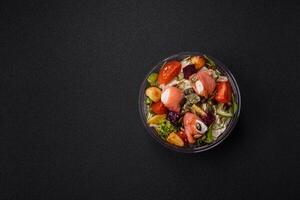 delicioso jugoso ensalada con salmón, Tomates, pepino, hierbas, calabaza semillas foto