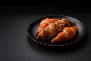 delicioso fresco, crujiente francés croissants con dulce relleno foto