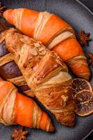 delicioso fresco, crujiente francés croissants con dulce relleno foto