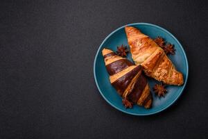 delicioso fresco, crujiente francés croissants con dulce relleno foto