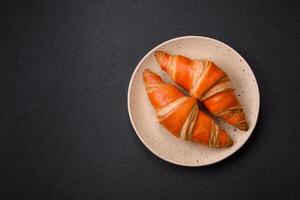 delicioso fresco, crujiente francés croissants con dulce relleno foto