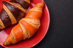 delicioso fresco, crujiente francés croissants con dulce relleno foto