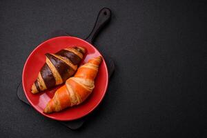 delicioso fresco, crujiente francés croissants con dulce relleno foto