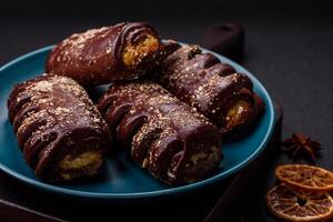 delicioso dulce chocolate pasteles con Fruta relleno y asperja en un cerámico plato foto