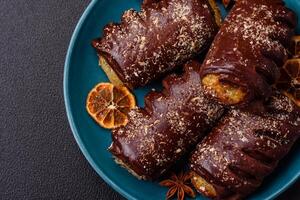 delicioso dulce chocolate pasteles con Fruta relleno y asperja en un cerámico plato foto