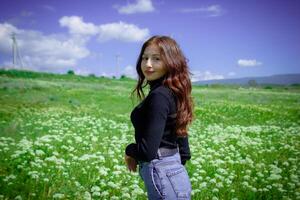 rojo peludo mujer en el parque, bonito mujer en el naturaleza foto