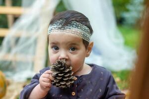 el pequeño niño jugando en el parque con frutas, pequeño niña en el otoño parque foto