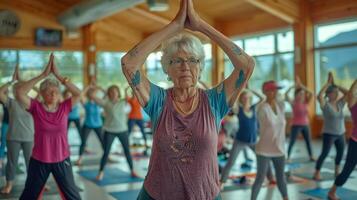 ai generado un grupo de personas mayores haciendo yoga en un comunidad centrar foto