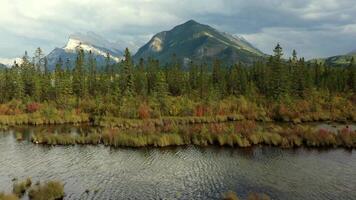 Antenne Aussicht von das Zinnober Seen in der Nähe von Banff, Kanada. video