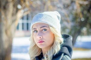 retrato de un mujer en un parque, retrato de un mujer en invierno parque, retrato de un rubia mujer, mujer en sombrero foto