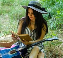 bonito joven mujer en el naturaleza, mujer en verano día foto