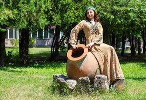 armenio joven mujer en tradicional ropa en el naturaleza en verano foto