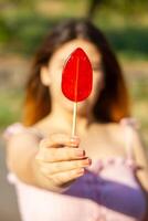 joven niña participación un dulce pirulí foto