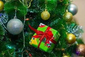 Navidad árbol con regalo cajas, Navidad árbol y regalos, Navidad árbol y decoraciones foto