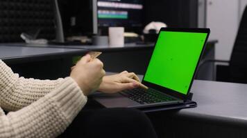 onherkenbaar persoon gebruik makend van mockup laptop werken van een afstand Bij huis, online winkelen. manager handen scrollen touchpad surfing in internet op zoek informatie online. chroma sleutel computer stootkussen video