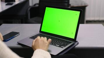 unkenntlich Person mit Attrappe, Lehrmodell, Simulation Laptop Arbeiten entfernt beim heim, online Einkaufen. Manager Hände Scrollen Touchpad Surfen im Internet suchen Information online. Chroma Schlüssel Computer Pad video