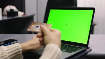 onherkenbaar persoon gebruik makend van mockup laptop werken van een afstand Bij huis, online winkelen. manager handen scrollen touchpad surfing in internet op zoek informatie online. chroma sleutel computer stootkussen video