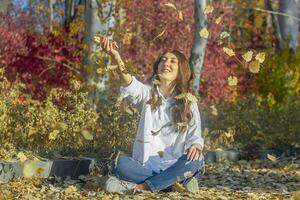 joven mujer en el jardín en otoño foto