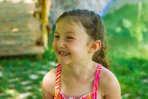 bonito pequeño niña en el naturaleza, niña en verano foto