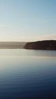 Antenne Aussicht von Fluss Landschaft. schön natürlich Landschaft von Fluss Wald Landschaft Vertikale Video