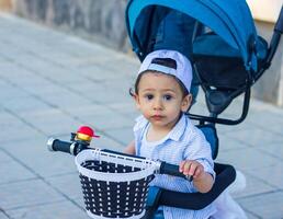 pequeño chico jugando en el parque foto